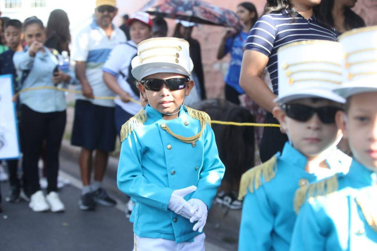 Los más pequeños rinden honor a la patria con coloridos desfiles