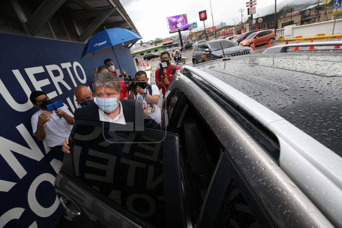 Momento en el que “Bolillo” Gómez abordaba la camioneta que lo esperaba en el Aeropuerto de Tegucigalpa.