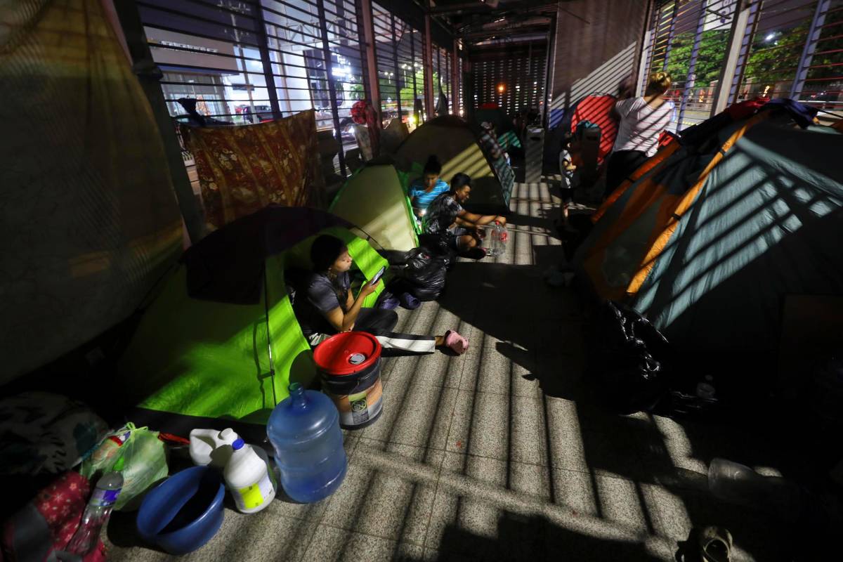 Trasladan a frontera con Guatemala a 320 migrantes que estaban varados en Honduras