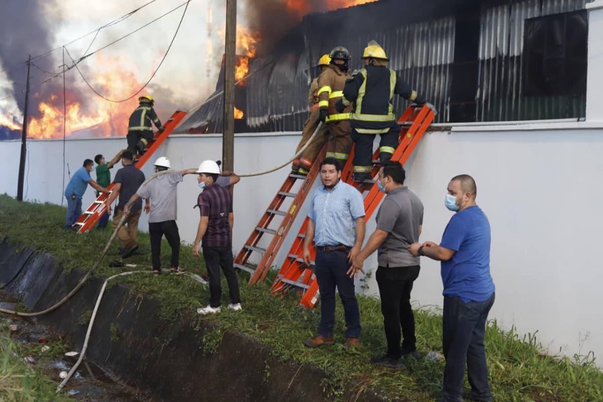 Impactantes imágenes del feroz incendio que arrasó con empresa en Choloma