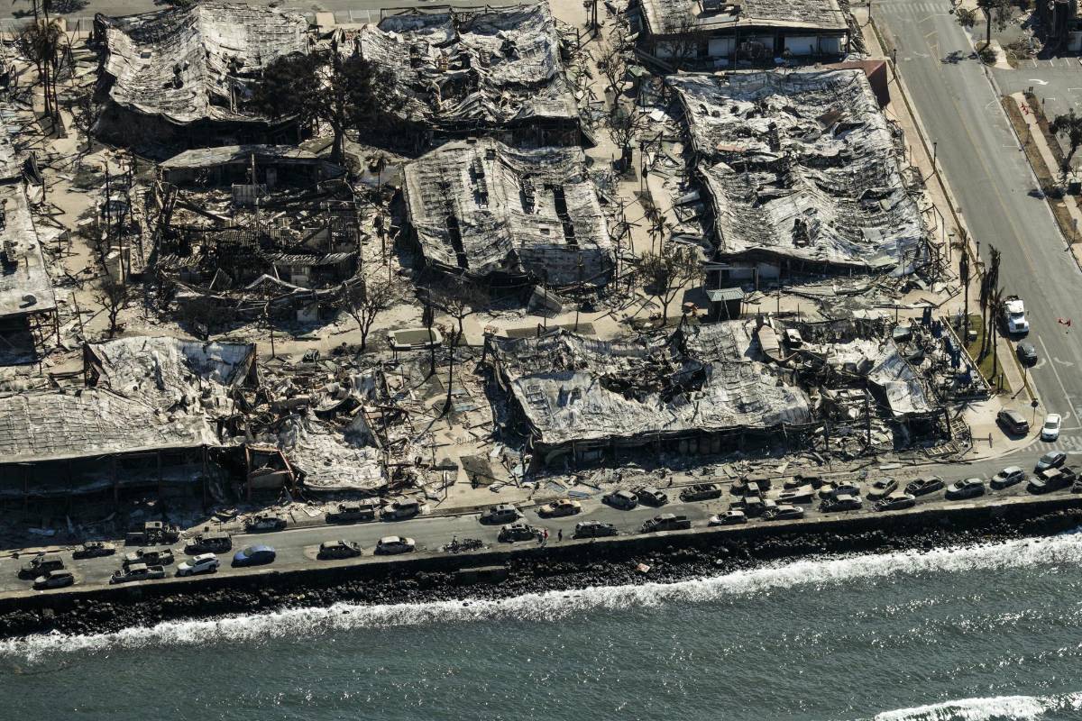 Una sobreviviente corrió desesperada hacia el mar para escapar de los incendios