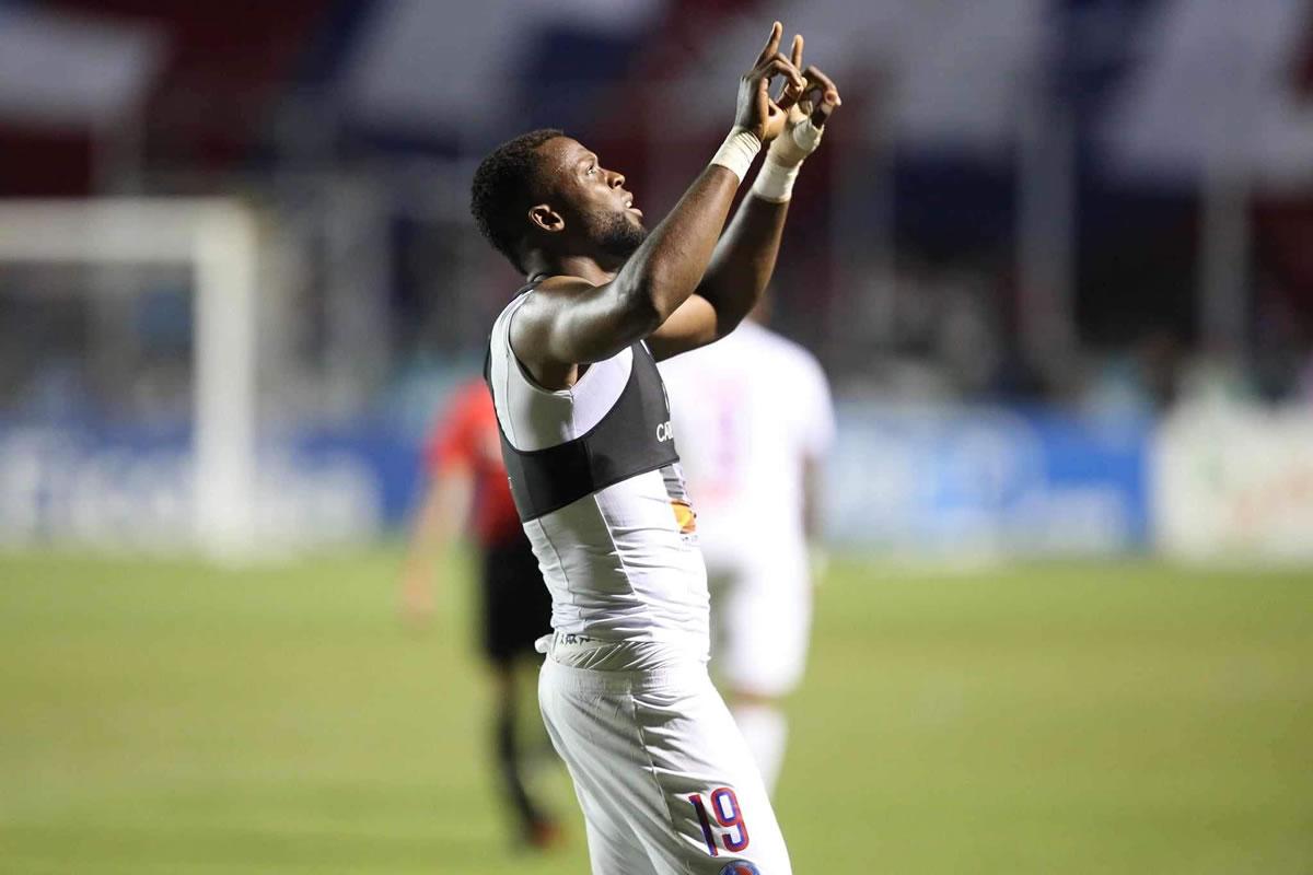 Yustin Arboleda se puso el traje de héroe para llevar al Olimpia a quedar campeón.