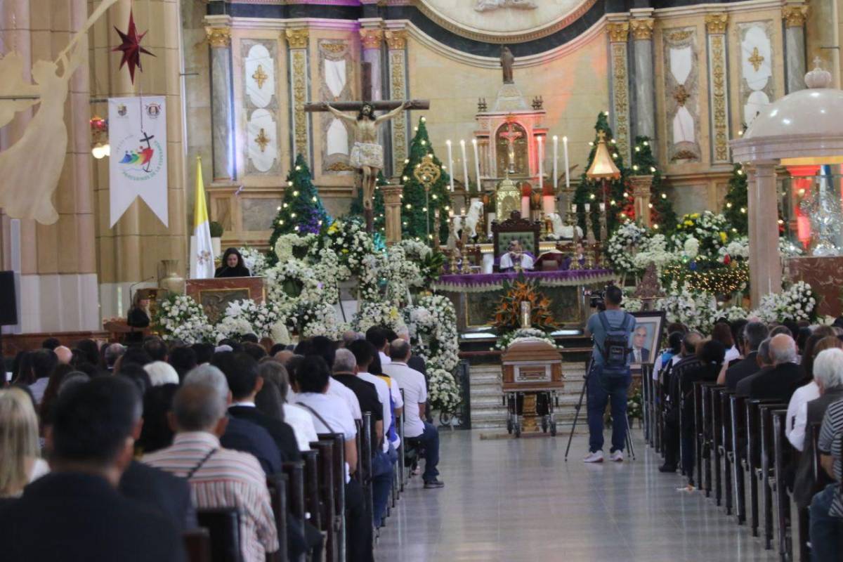 Familia y amigos despiden a don Emilio Larach con emotiva misa