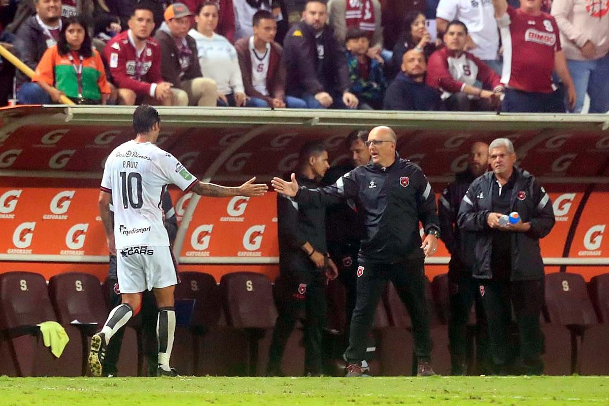 Fabián Coito saludando a Bryan Ruiz tras sustituirlo en el segundo tiempo.