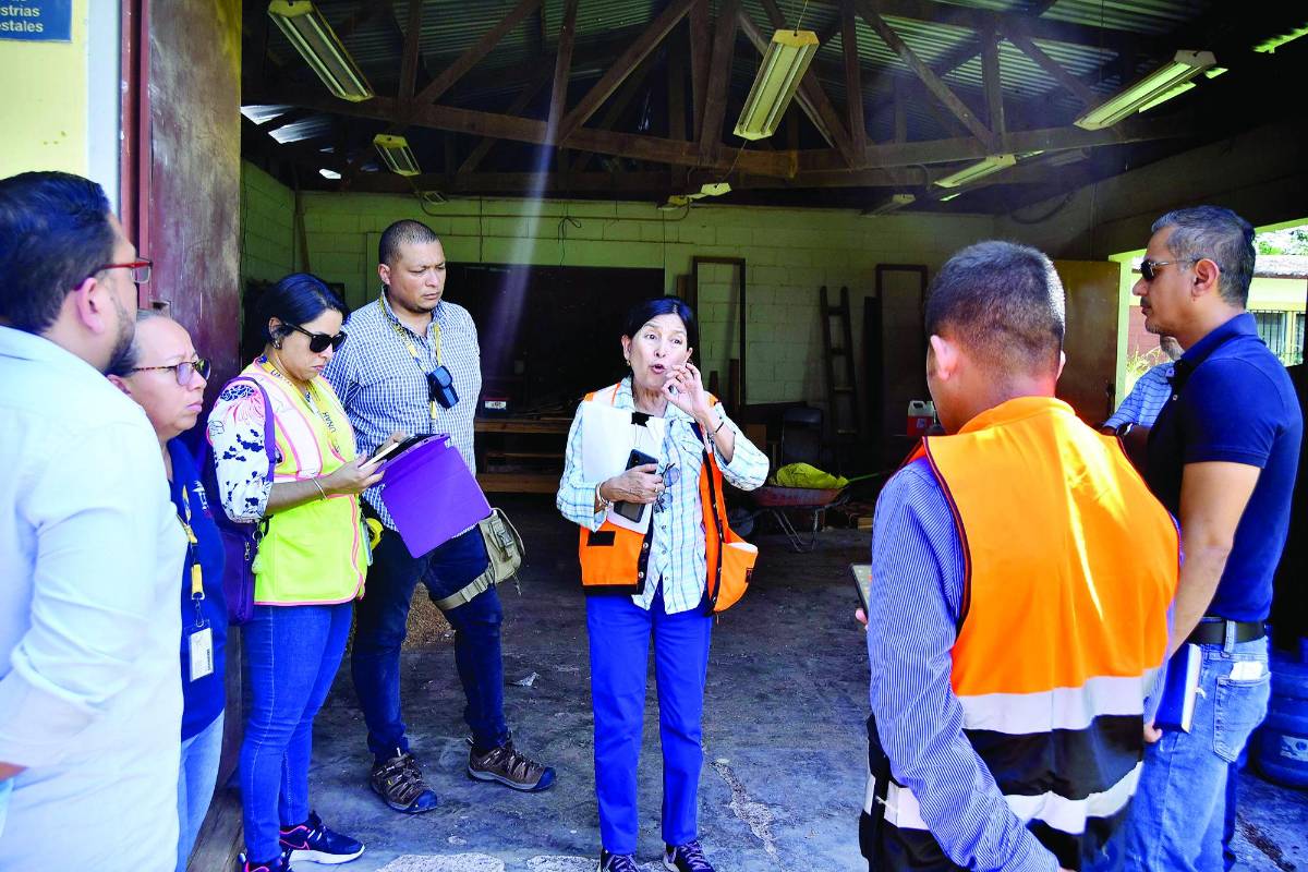 Autoridades interinas durante una inspección del edificio.