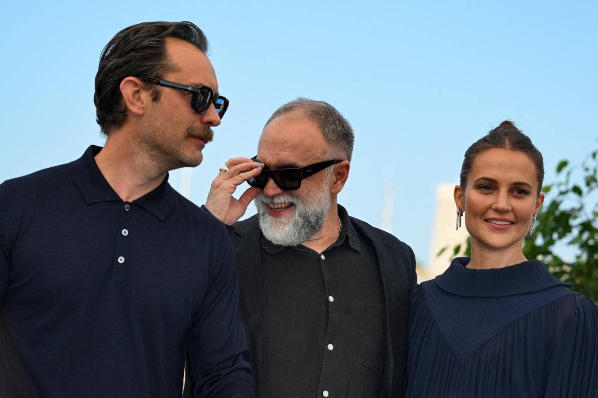 El actor Jude Law, el director brasileño Karim Ainouz y a la actriz sueca Alicia Vikander.