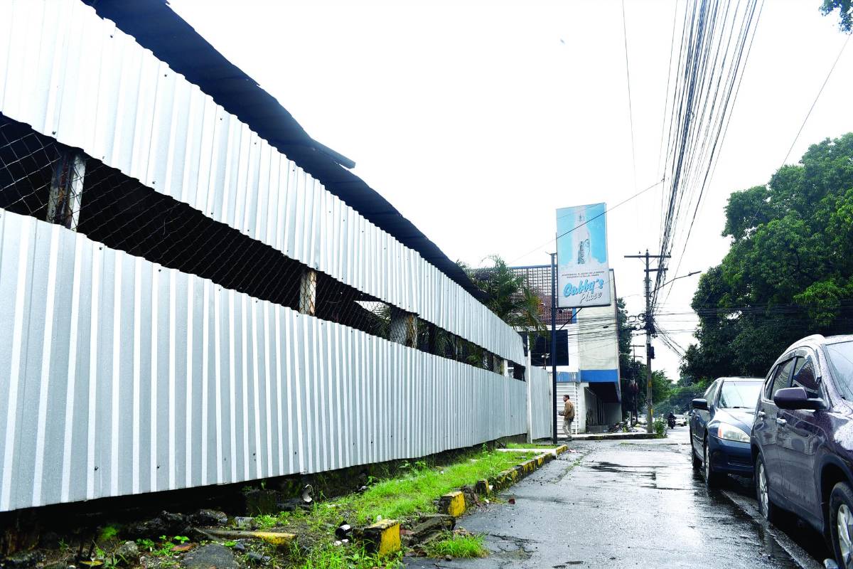 La comerciante fue herida por los delincuentes cuando salió de su negocio Gabbys Place, ubicado en el barrio Guamilito.