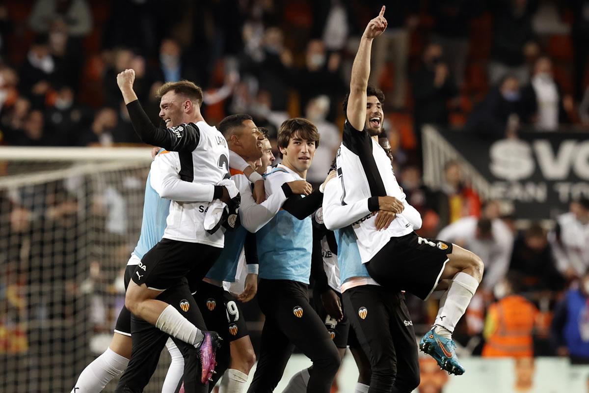 Jugadores del Valencia festejando el boleto a la final.