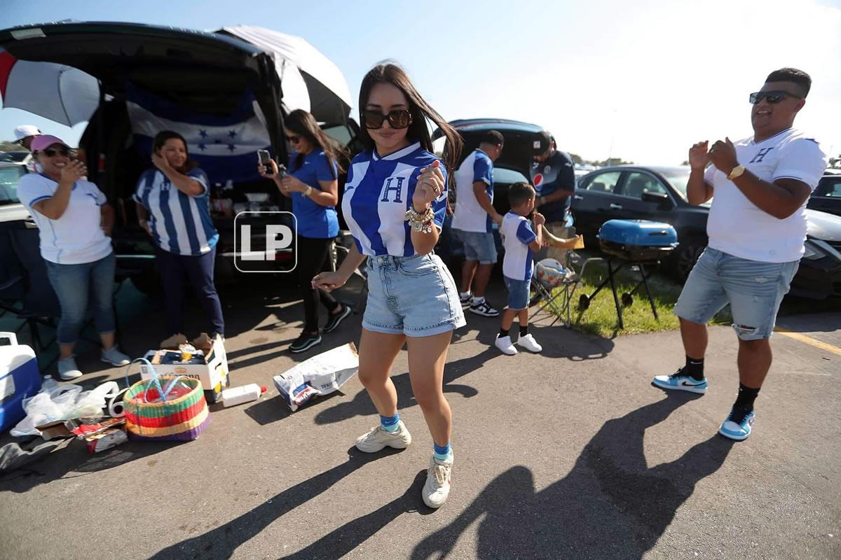 La seguidora catracha demostró sus dotes bailando punta.