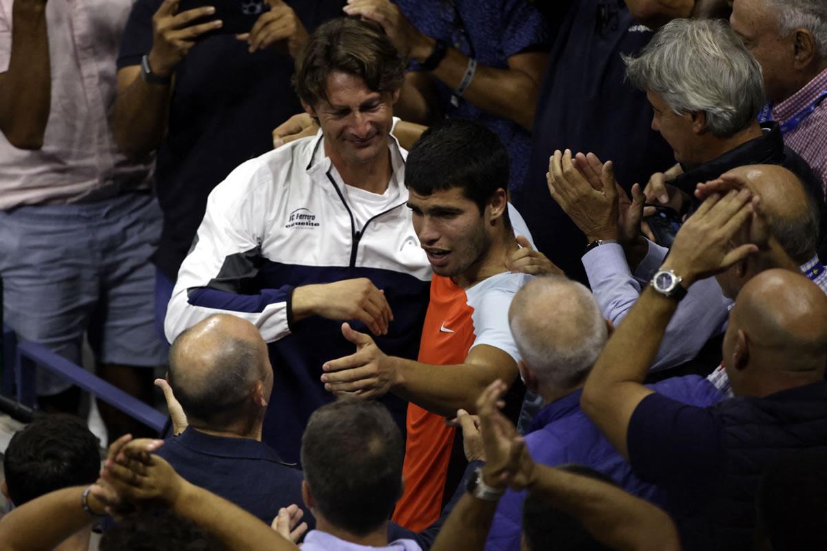 Un emocionado Carlos Alcaraz festejó el triunfo con su entrenador Juan Carlos Ferrero.