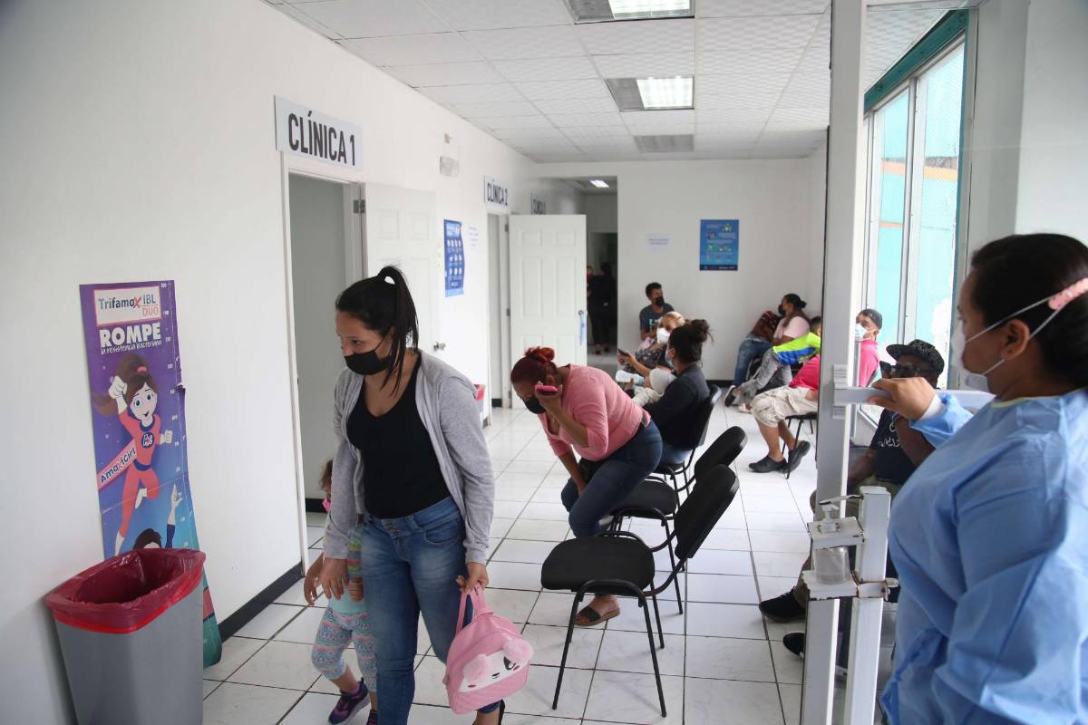 Piden a Salud proveer material médico ante ola de covid-19