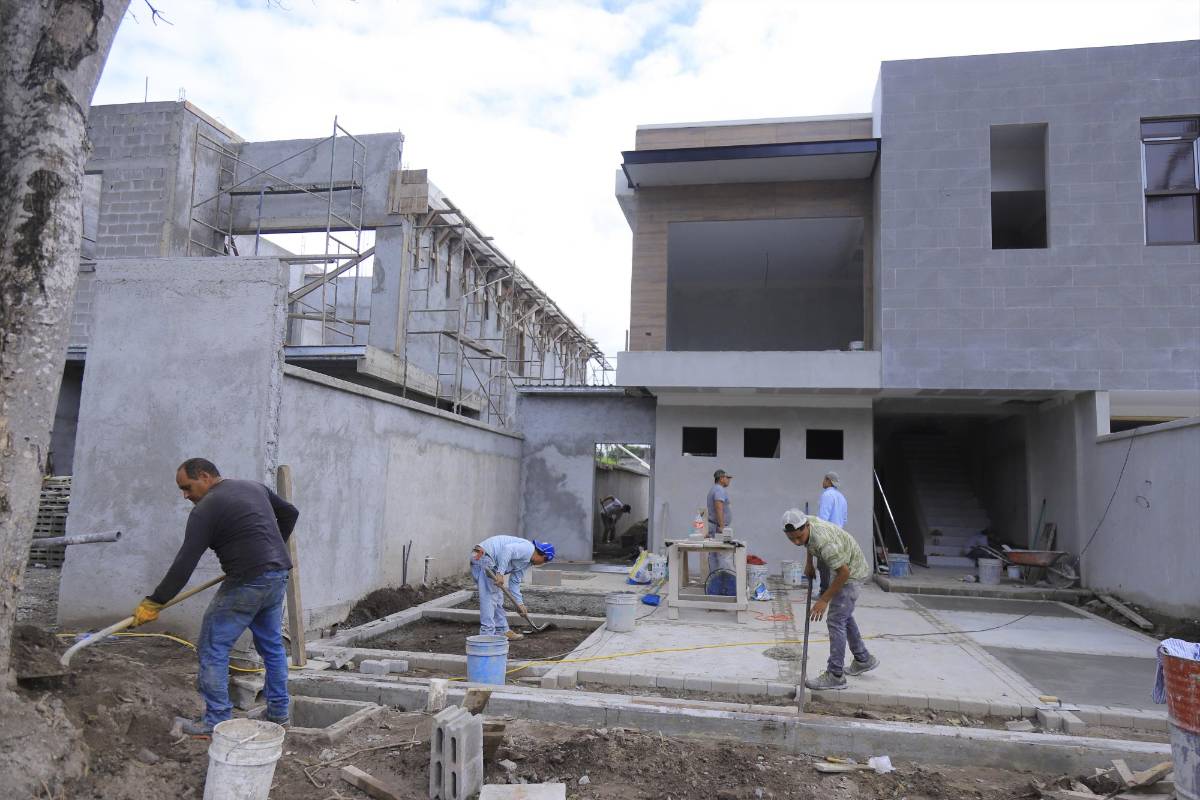 Las empresas constructoras construyen gasolineras, plazas comerciales, bodegas y otras obras de gran envergadura.