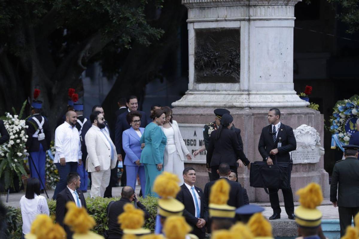 Los presidentes de los tres poderes del Estado encabezaron el evento cívico en el Parque Central y dieron una ofrenda a la estatua de Francisco Morazán.