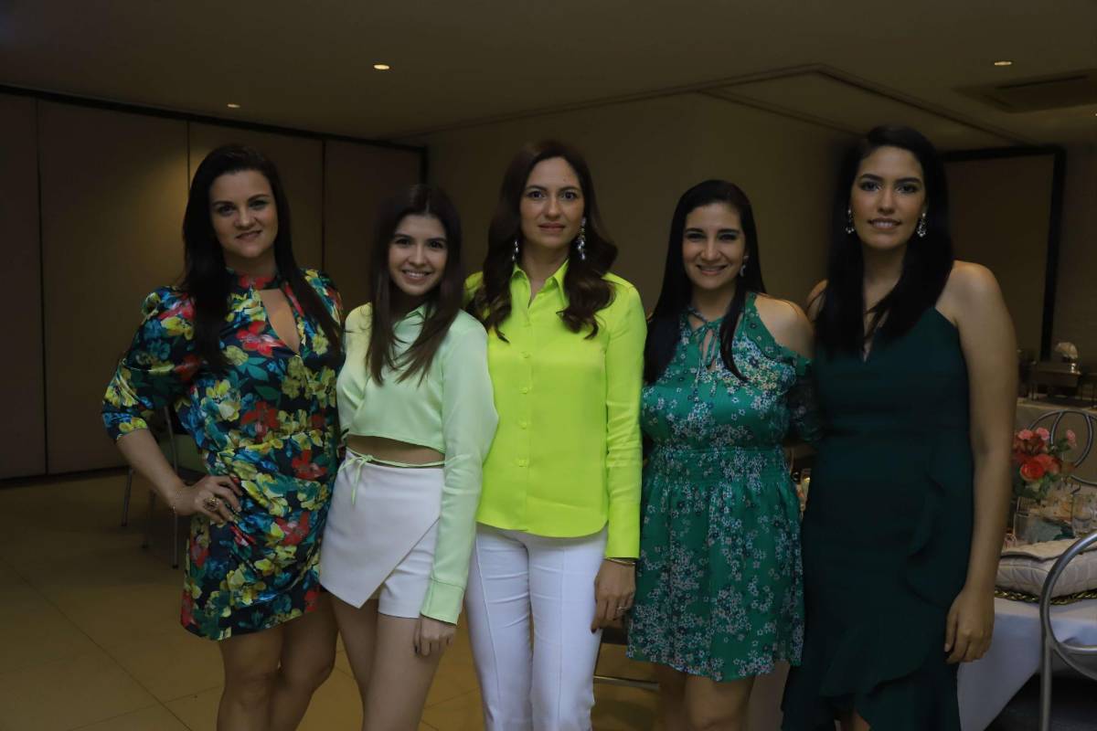 Agasajan a Ana Mendoza por fin de su soltería