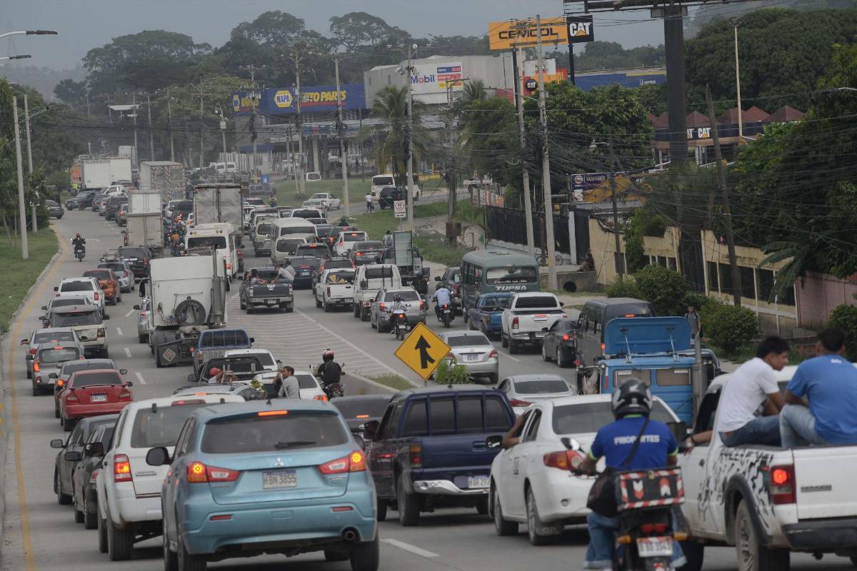 Al bajar el puente de la 27 calle con la Felipe Zelaya se forma un cuello de botella en los dos carriles de ida.