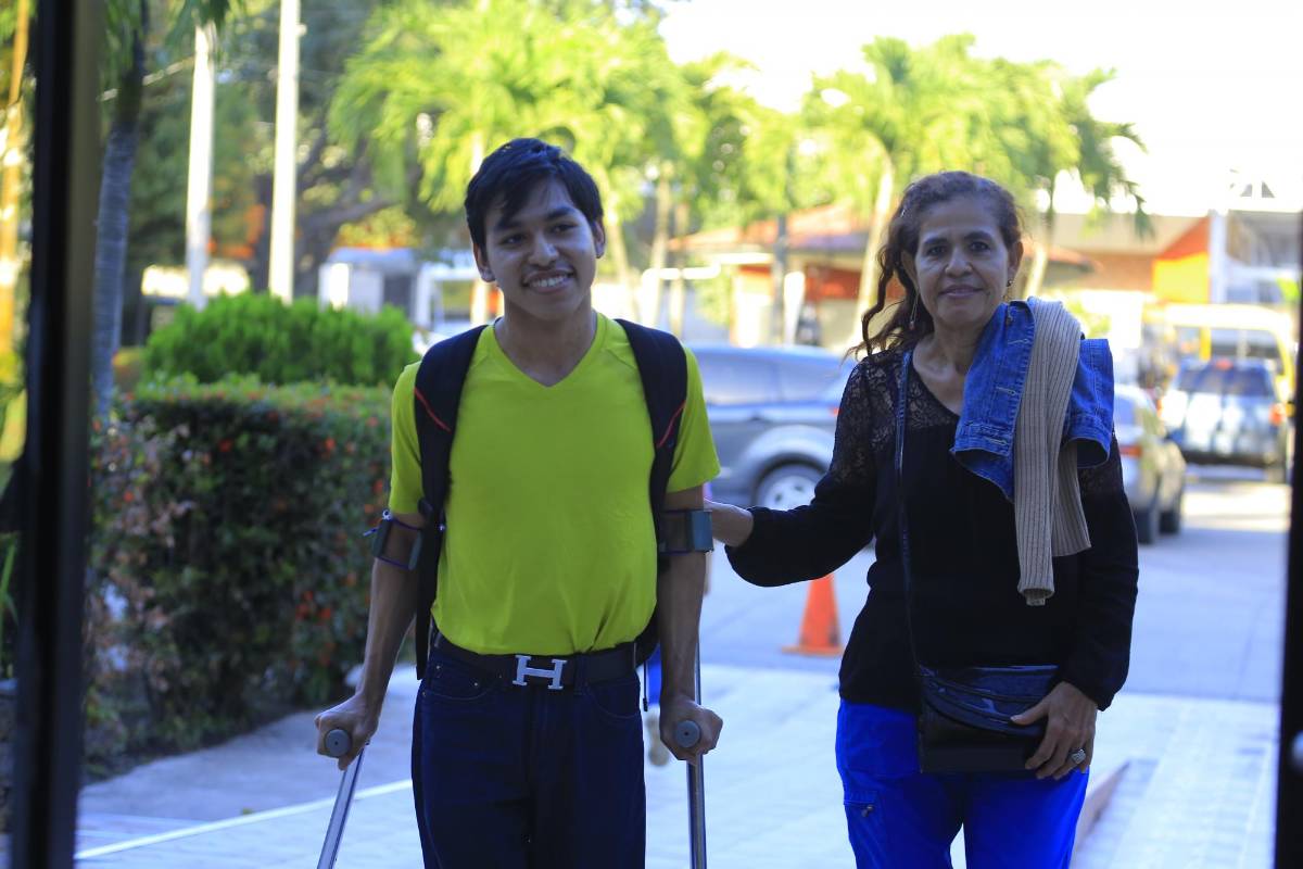 Nació con parálisis cerebral y ahora está próximo a graduarse como maestro de arte