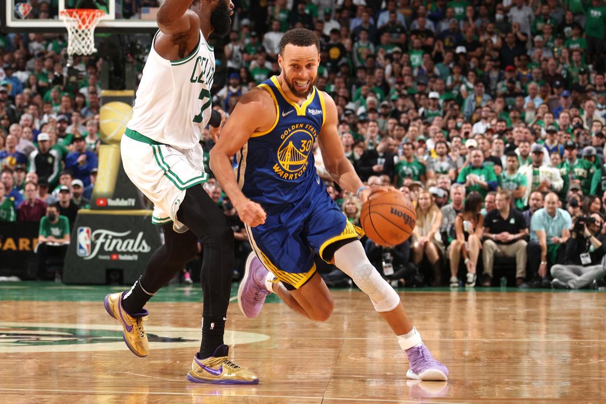 Stephen Curry tuvo una brillante actuación para llevar a los Warriors al título.