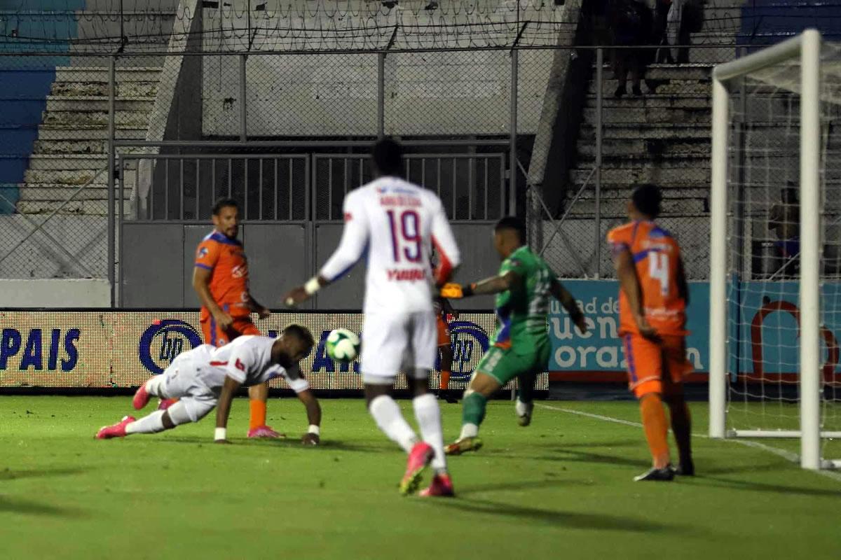 El gol de Jorge Benguché para la remontada del Olimpia 2-1 contra la UPN.