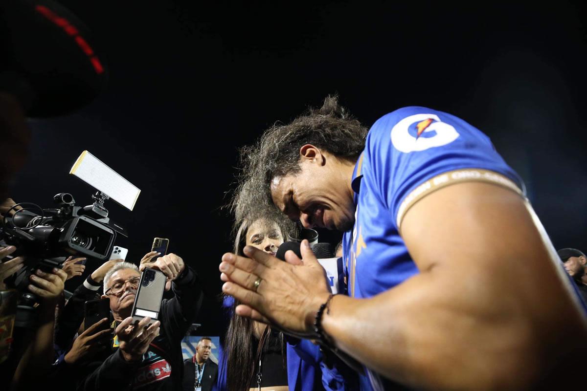 ’Rambo’ de León no pudo contener las lágrimas al salir del campo.