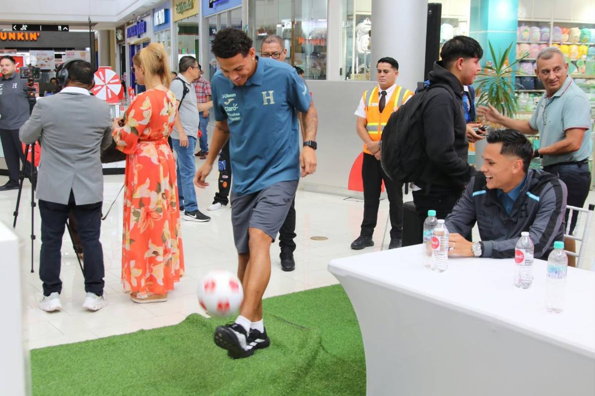 Show de Ruiz en firma de autógrafos, los seleccionados presentes y regalo