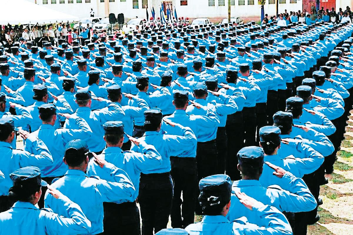 Gobierno reintegrará a más de 2,000 policías depurados y a exmilitares