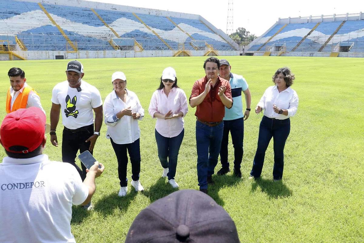 Mario Moncada encabezó la supervisión de la cancha del estadio Morazán.