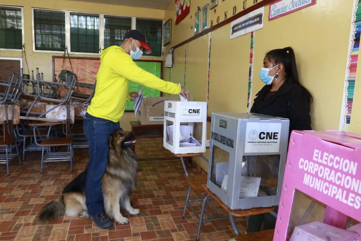 Este ciudadano llegó con su mascota para ejercer el sufragio.