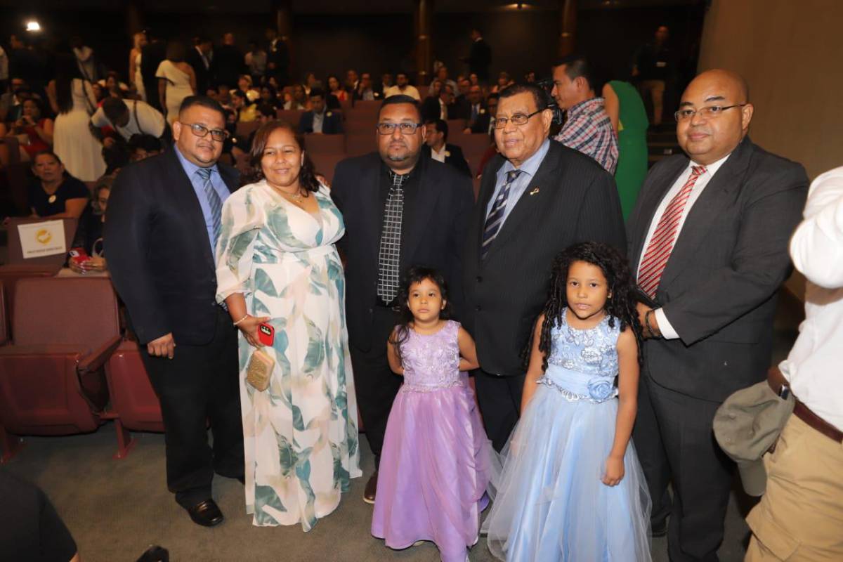 Vélez llegó a la premiación acompañado por su familia.