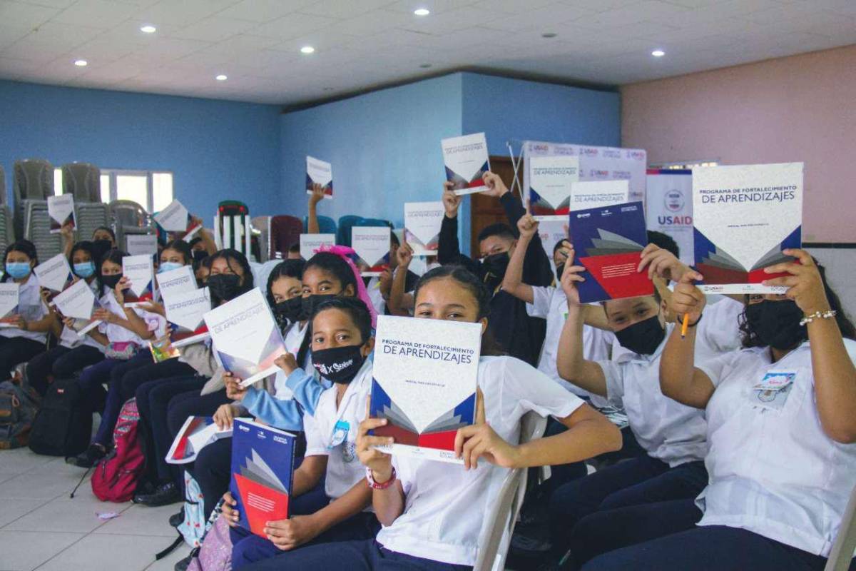 Trece empresas apoyaron a más de 40,000 estudiantes a regresar a sus aulas de clases a principios de 2023.