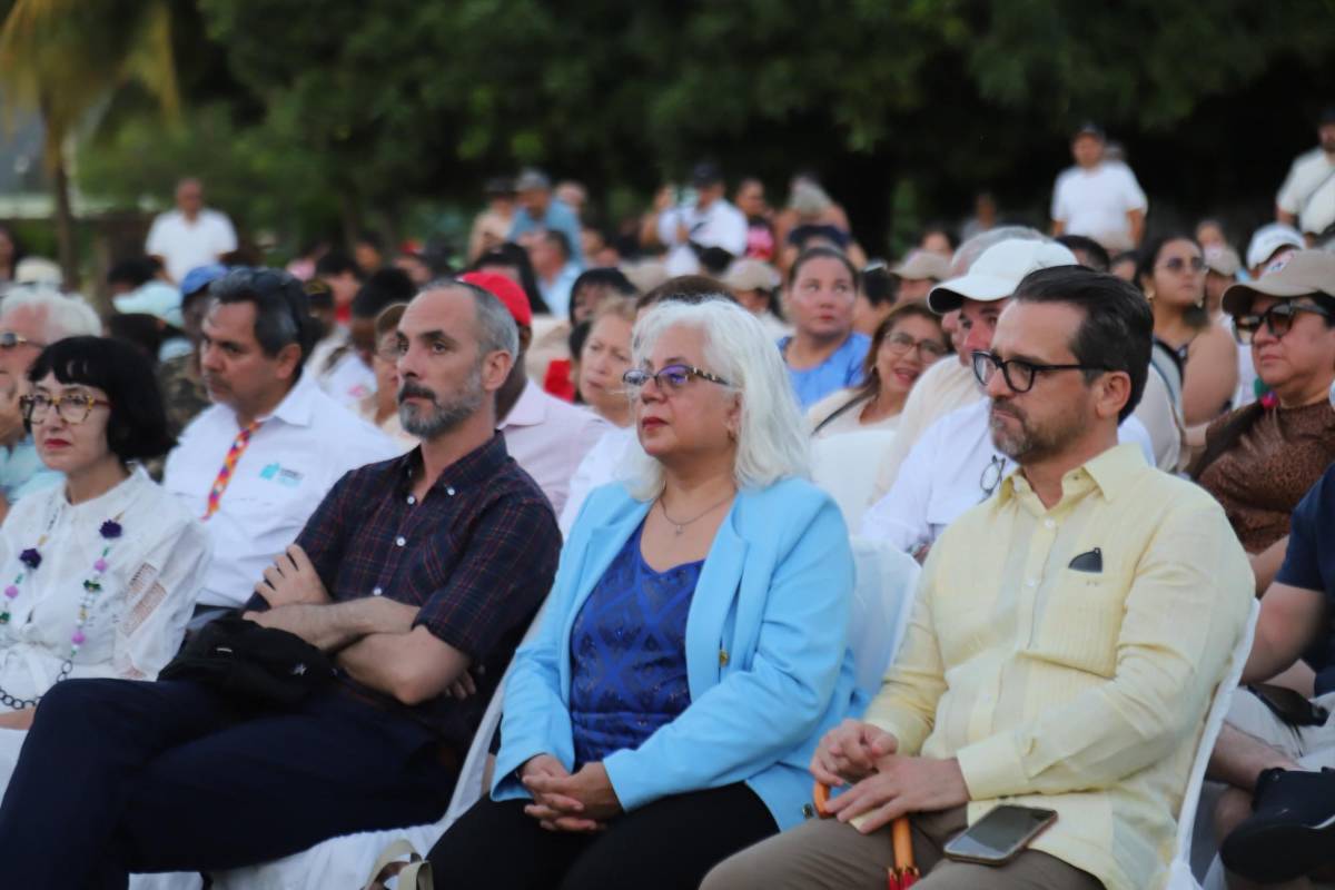 ¿A quién pertenece el busto develado en Trujillo, y por qué funcionarios viajaron en avión?