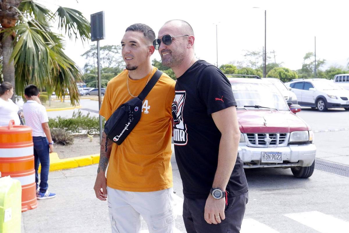 El entrenador del Real España llegó al país juno al delantero mexicano Óscar Raí Villa, nuevo fichaje de la Máquina.