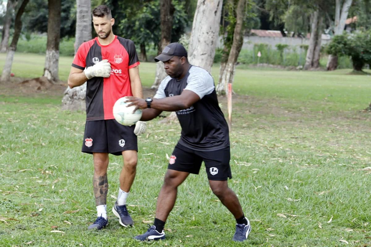 Matías Quinteros trabaja con el preparador de porteros del Vida, José Norales.