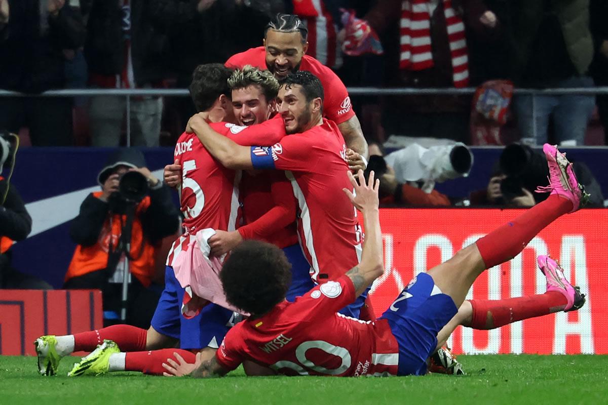 Los jugadores del Atlético de Madrid festejan el golazo de Griezmann.