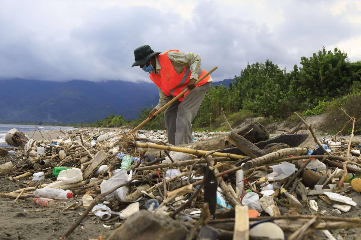 Chapines dejan plantados a hondureños para abordar problemática de basura