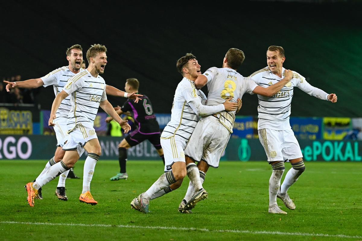 El festejo de los jugadores del Saarbrücken en su sorpresiva victoria sobre el Bayern Múnich.