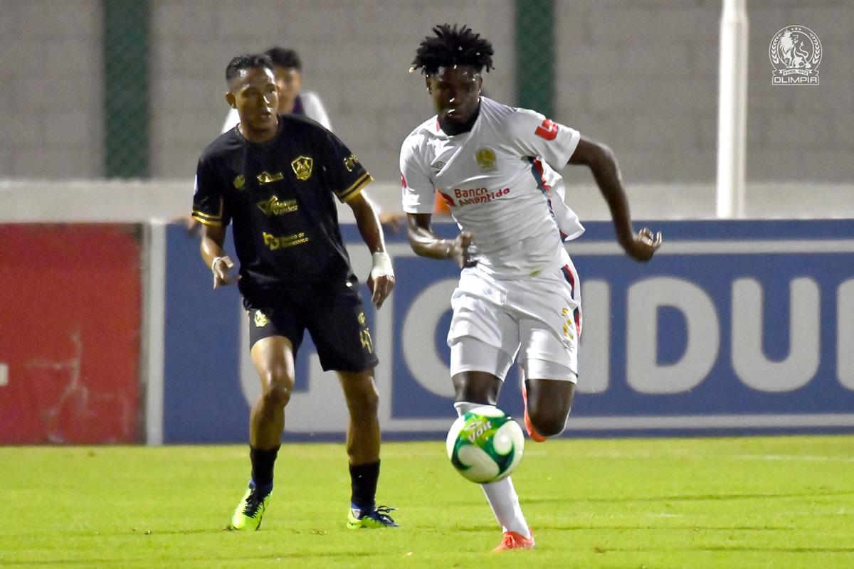 Maylor Núñez se salvó de que no le pitaran un penal por una mano.