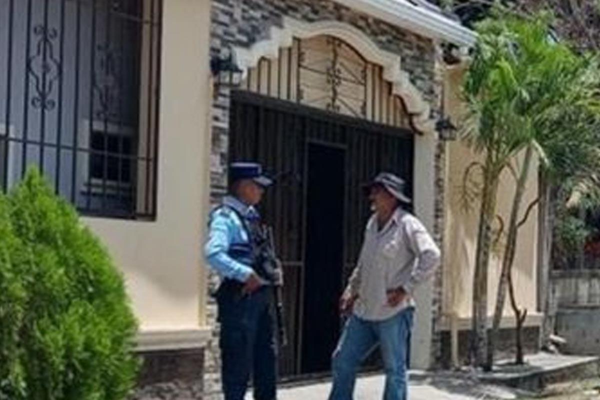Agentes de la Policía en el lugar del asalto.