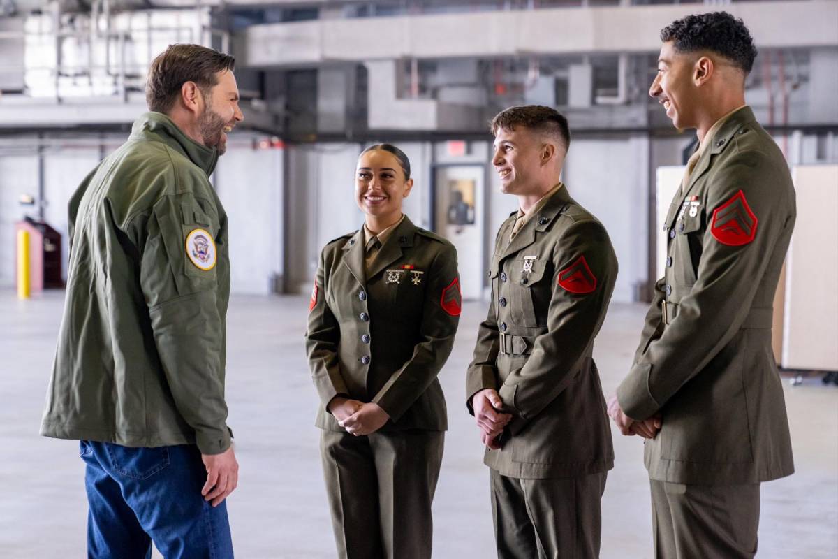 Vance muestra sus habilidades de tiro en visita a Marines en Quantico