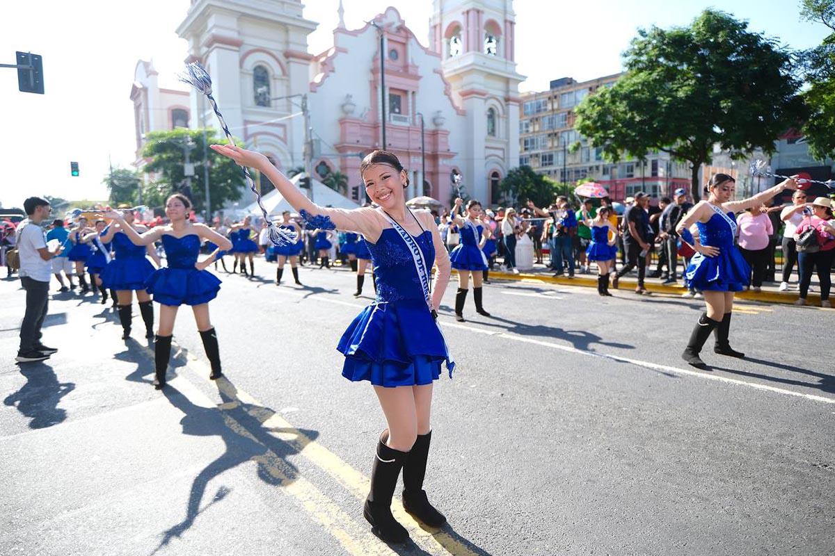 Una bella palillona hace su presentación en el centro de San Pedro Sula.