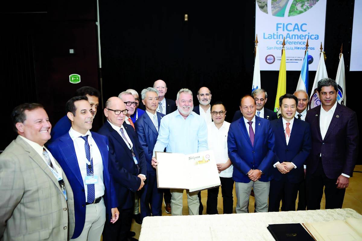 El alcalde de San Pedro Sula, Roberto Contreras, participó en el encuentro.