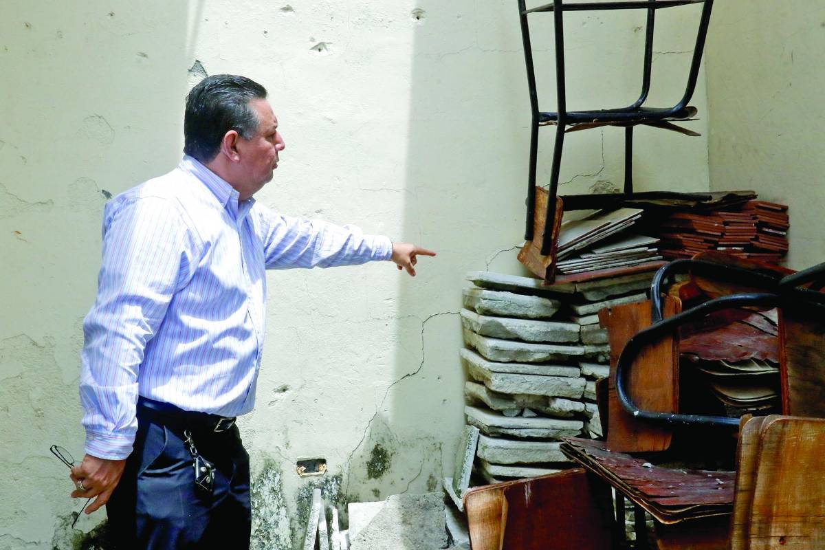 El párroco Alex Ramos indica los daños causados.