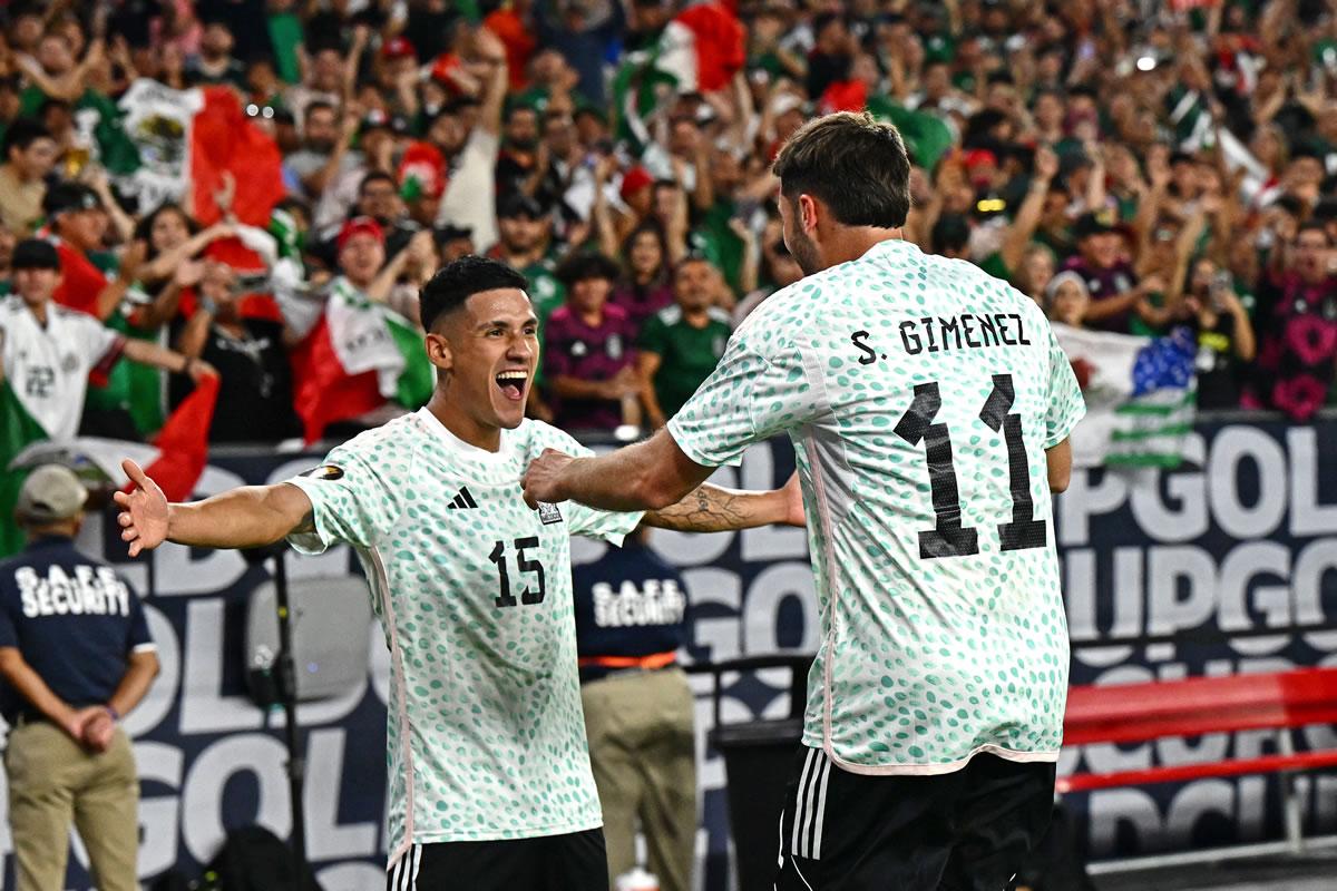 Uriel Antuna y Santi Giménez celebrando el 1-3 de México.