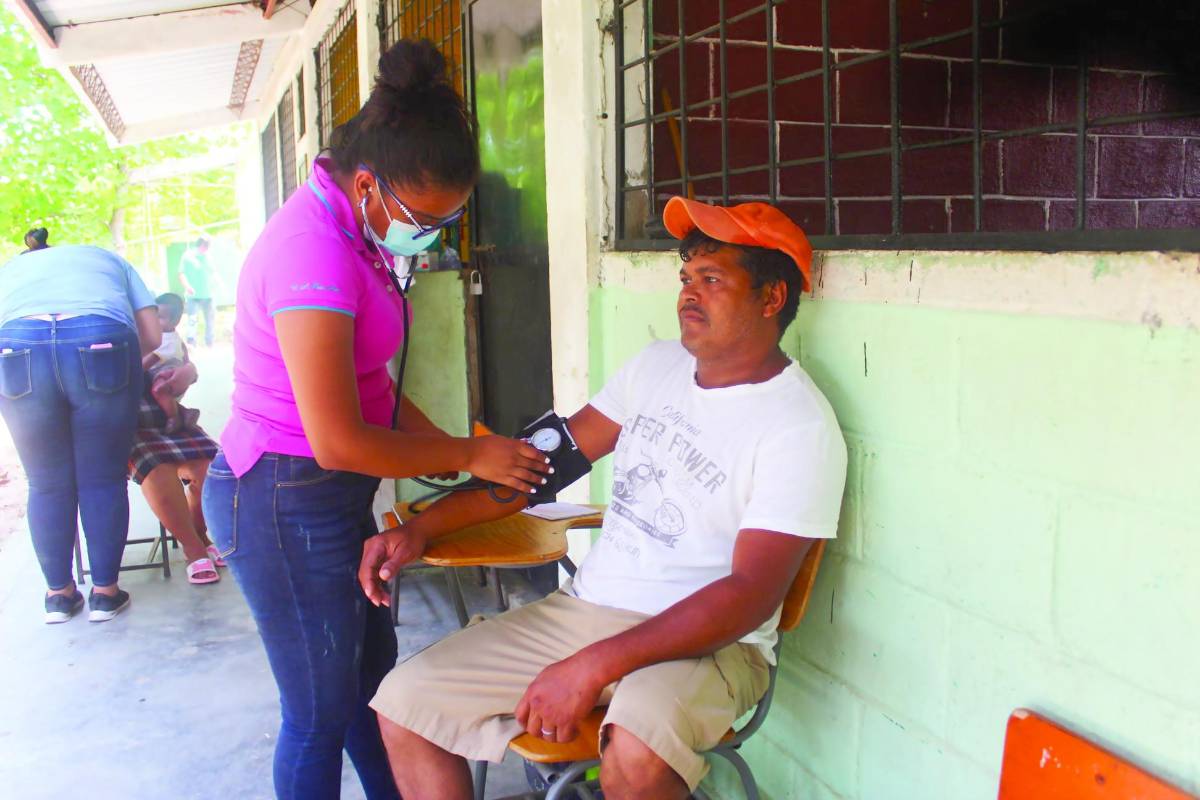 Abajo: un hombre chortí recibe atención médica.