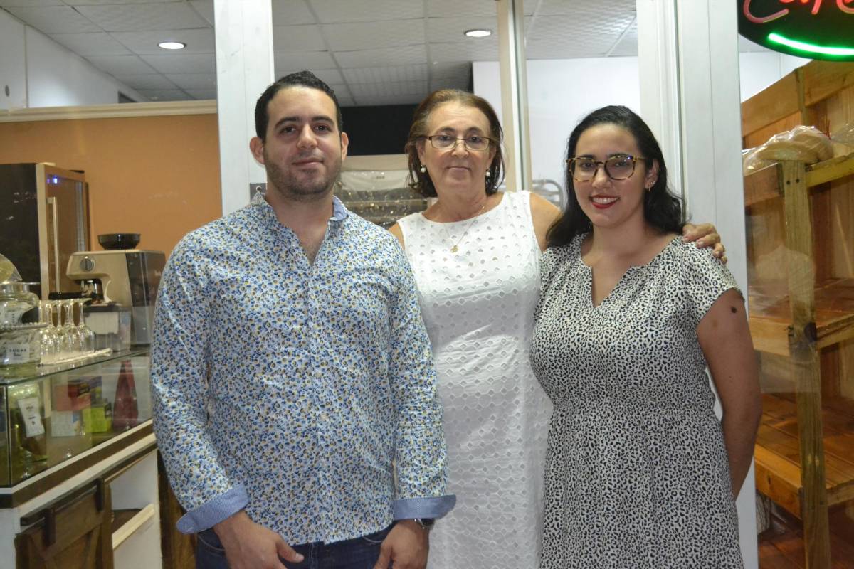 Los emprendedores de “La Panoteka” con su madre Doris Milagro Maltes.
