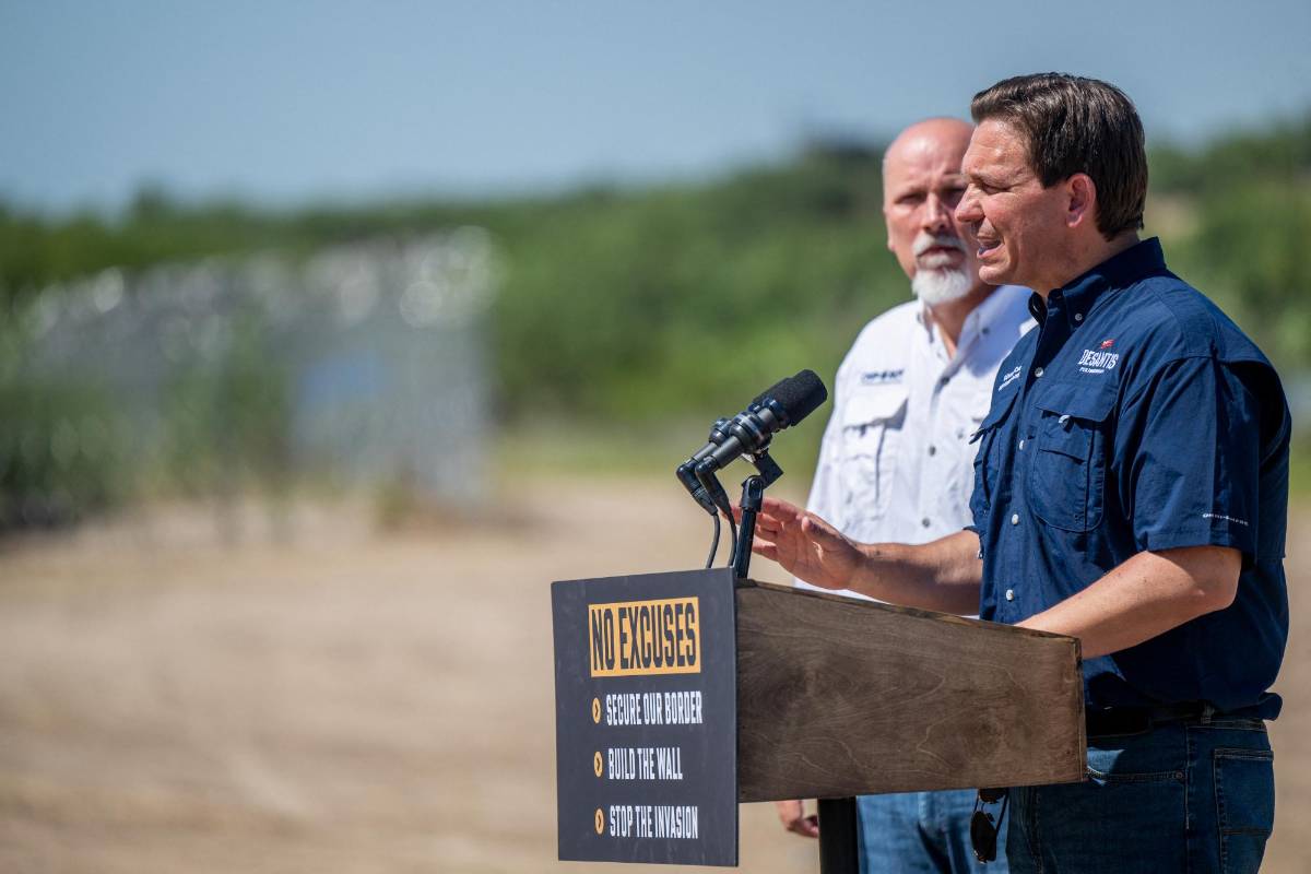 DeSantis recorrió la frontera sur y atestiguó el cruce de varios grupos de indocumentados.