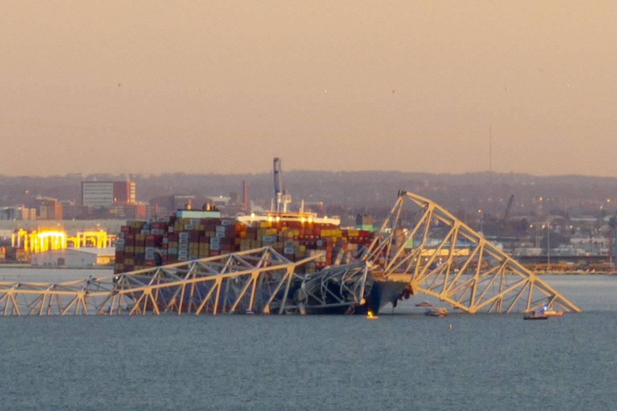 La estructura del puente Francis Scott Key quedó encima del barco carguero. Imagen de este martes 26 de marzo de 2024.