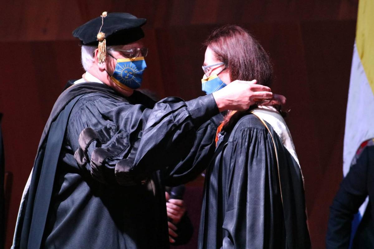 El rector de la Unah, Francisco Herrera, entrega la distinción a Botazzi.