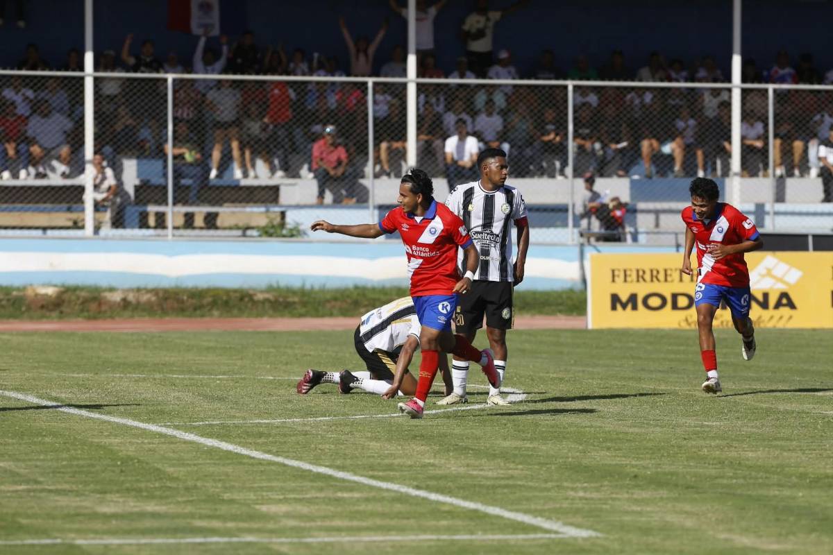 Chica de negro enamora, el penal que pidió Olimpia e insólita expulsión en Catacamas