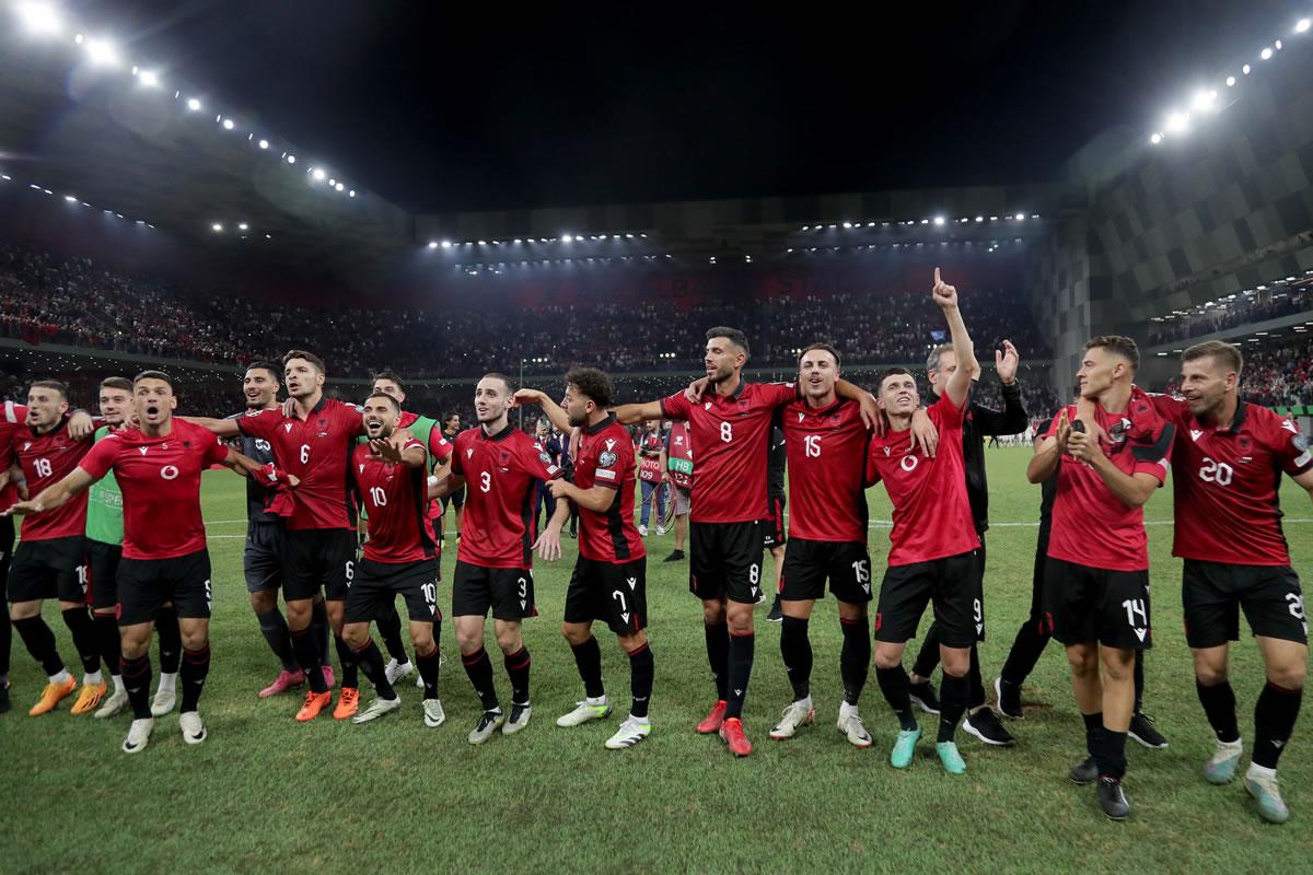 Los jugadores de Albania celebrando su triunfo sobre Polonia.