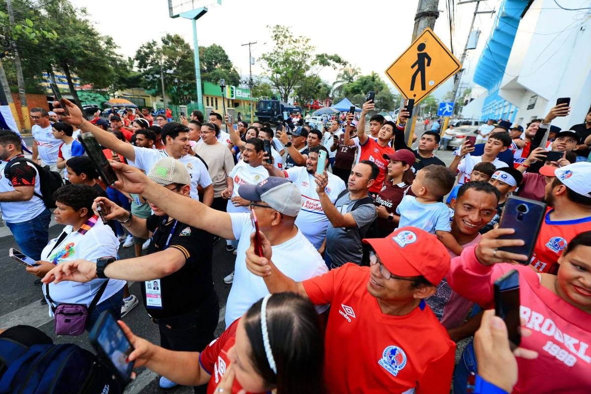 Las chicas del Real España vs Olimpia: bellezas roban suspiros en el clásico